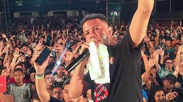 MC Magrinho é agredido em baile funk e mãe pede ajuda para interná-lo em clínica de reabilitação